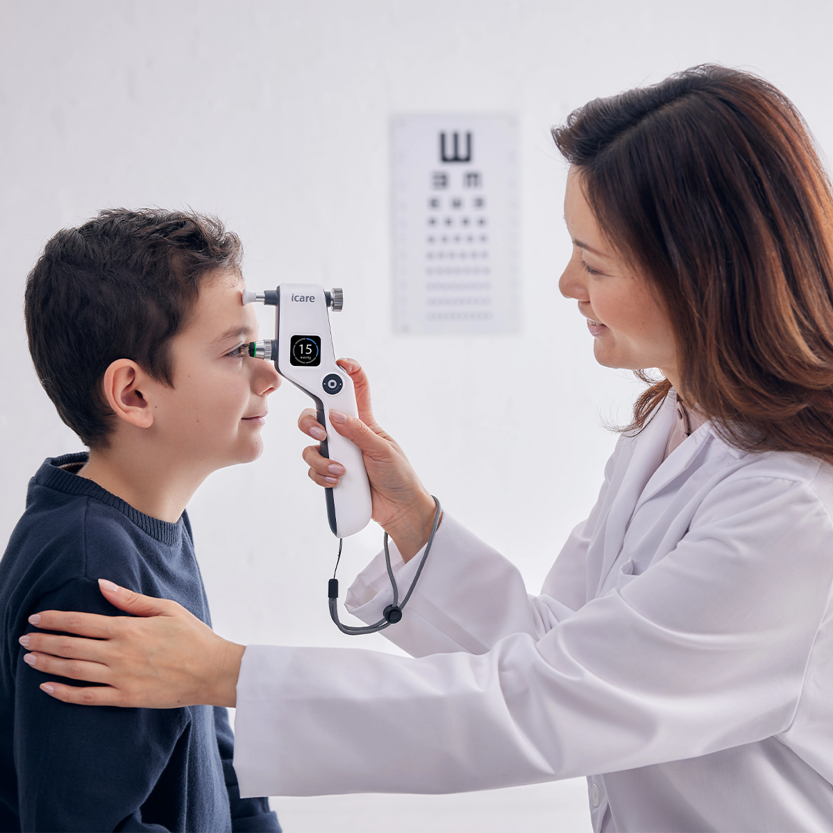 Produktfoto iCare_IC100_doctor_boy_measuring
