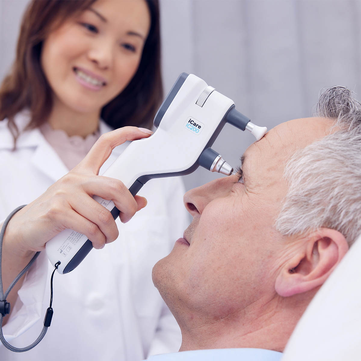 Produktfoto iCare_IC200_doctor_man_measuring_reclined