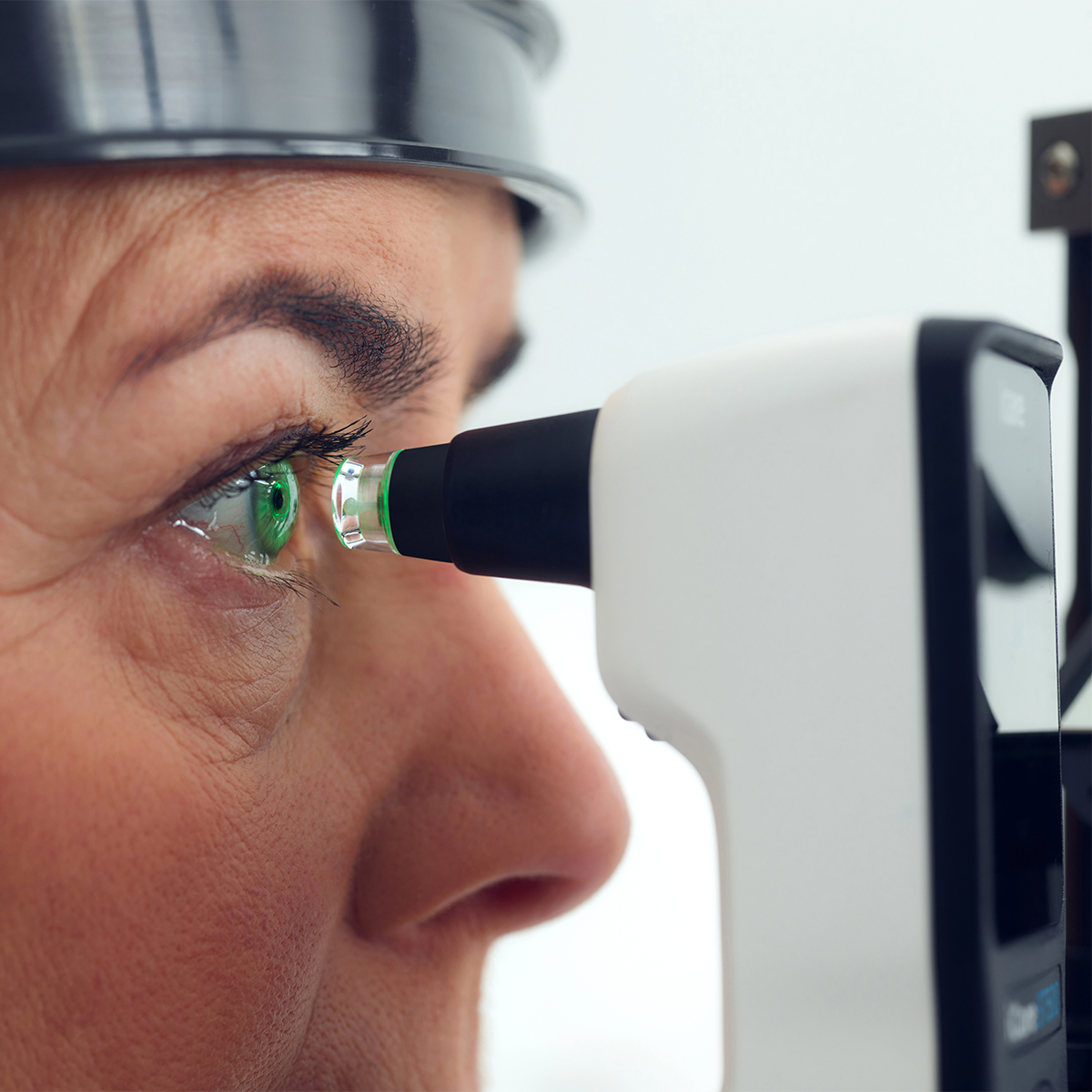 Produktfoto iCare_ST500__woman_measuring_closeup